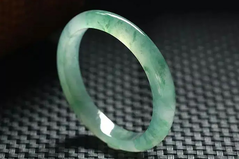 紫光灯能鉴别翡翠吗 鉴别翡翠可以看什么