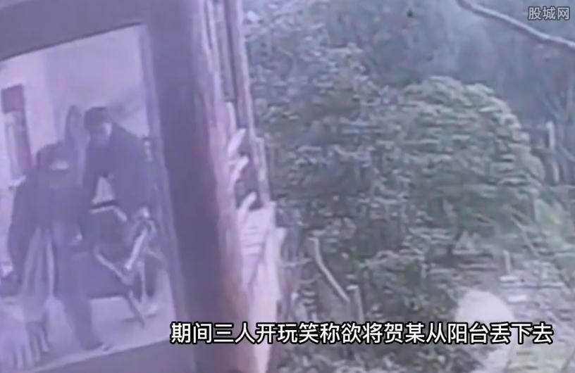 两名男子将好友扔出窗外