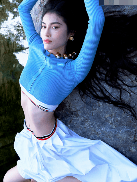 超模何穗大片释出 超短裙露白皙美腿肋骨明显突出