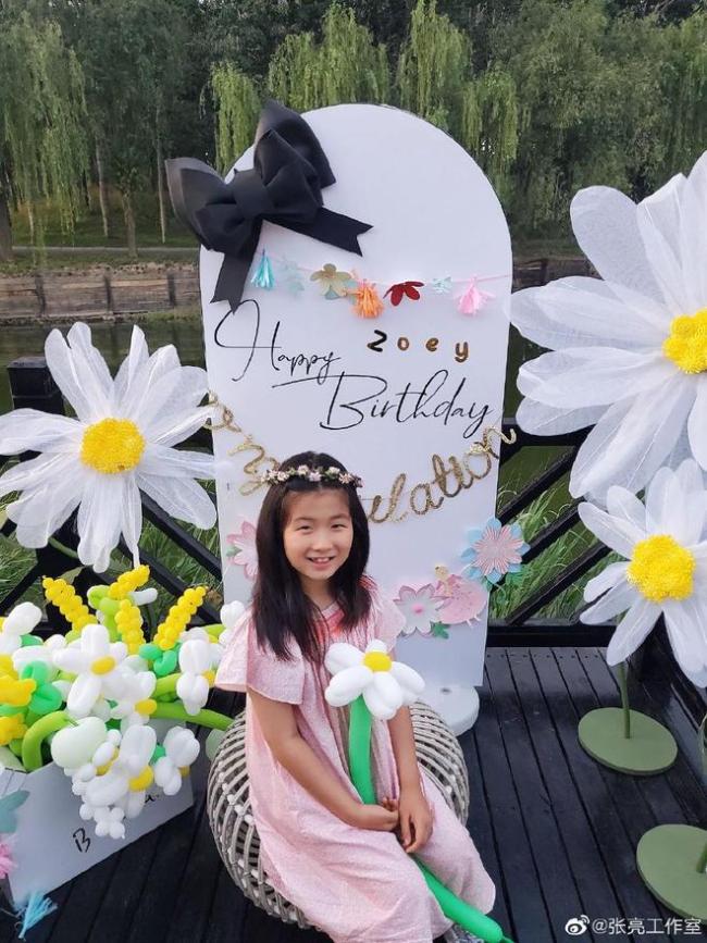 张亮女儿庆7岁生日 穿粉色裙子头戴花环可爱又软萌