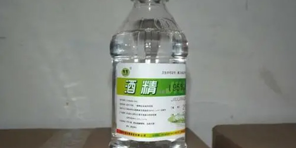 怎么洗衣服上的油渍 使用酒精是清洗油渍的方法之一