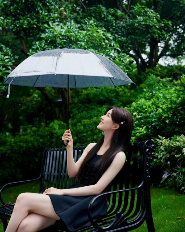 赵露思雨后江南大片释出 在林间撑伞好清新