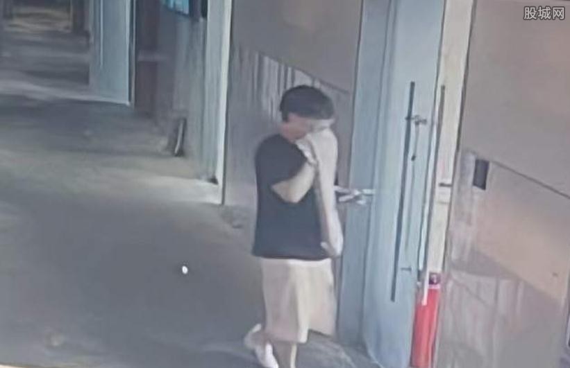 男生到女浴室偷拍女生