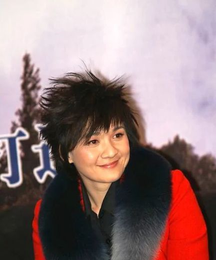 台媒曝50岁歌手柯以敏再婚 秘密在内地领证