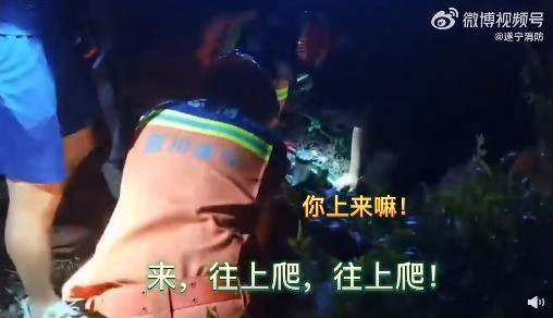 姐妹，命重要啊！女子掉下水道嫌自己臭拒绝救援