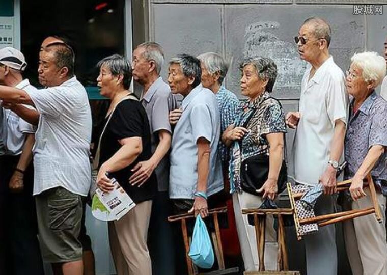 银行门口挤满人