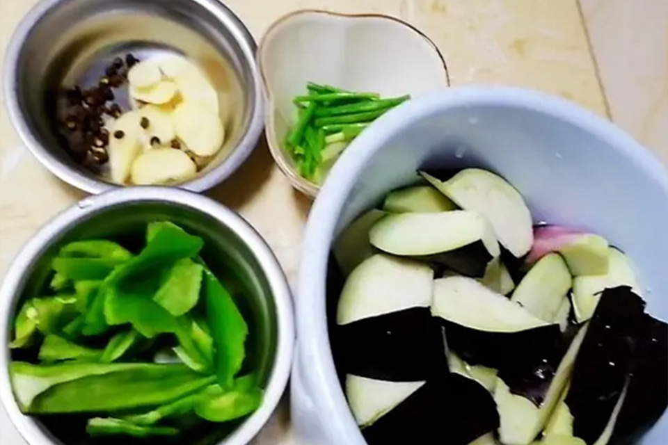 虎皮辣子烧茄子怎么做 制作虎皮辣子烧茄子的小窍门