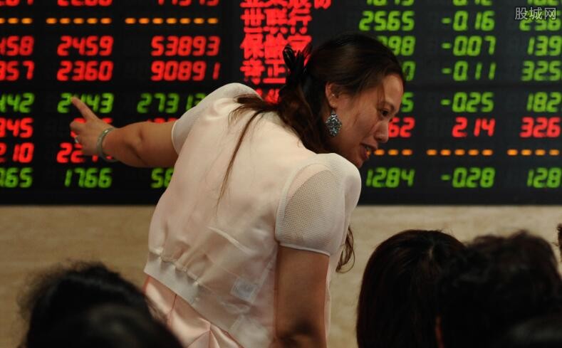 10万炒股一年最多挣多少