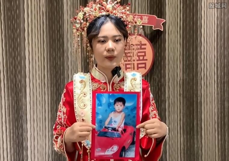 女孩穿婚纱寻亲