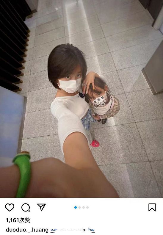多多晒姐弟三人旅行照 疑似一拖二自己带弟妹出游