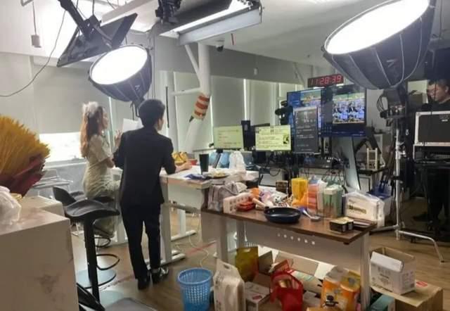 董宇辉被指能出口成章是因为提词器？本尊现身回应