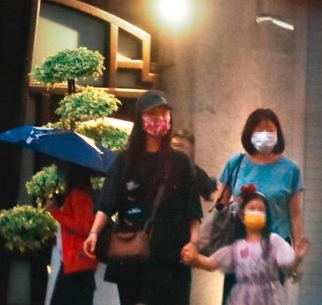 霍建华林心如携家人聚餐 5岁女儿主动"敬酒"好有爱