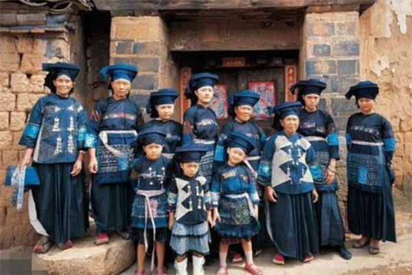 广西十大怪：高楼公厕不见怪，短裙穿在裤子外