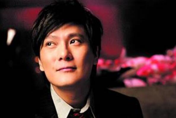 张信哲十大经典歌曲 《过火》上榜，《爱如潮水》是代表作