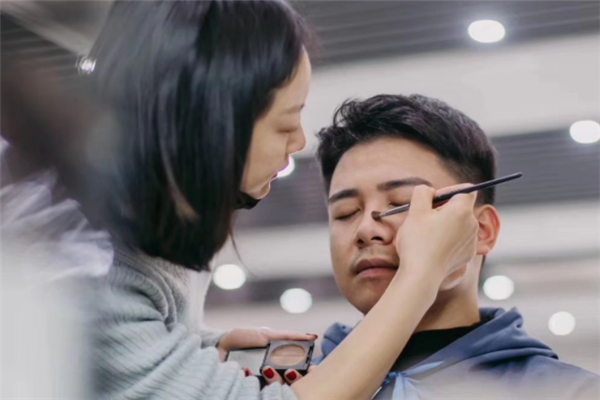 女生十大月薪过万的工作：美容师上榜，第一外貌门槛高