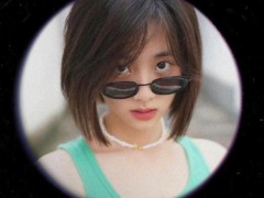 黄多多晒照穿绿色背心超酷飒 侧颜精致像妈妈孙莉
