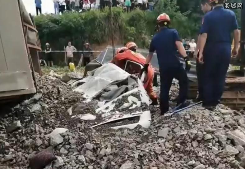 教练车被掩埋