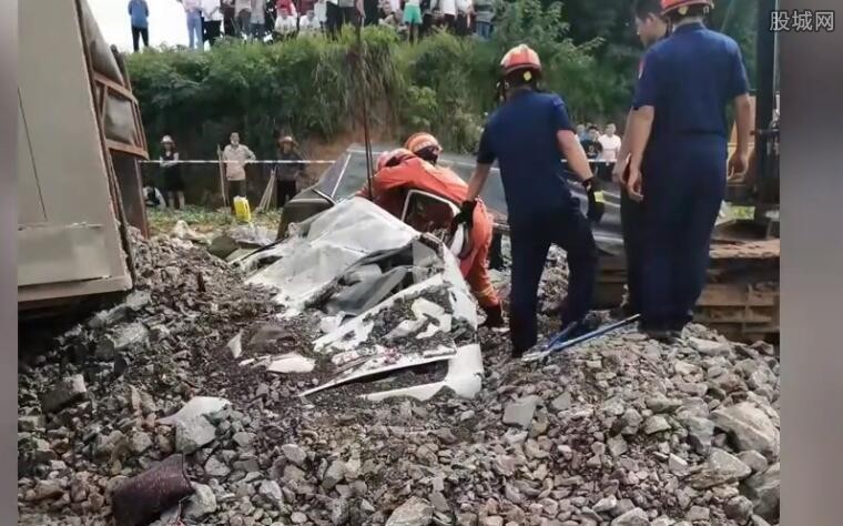 货车侧翻碎石掩埋教练车