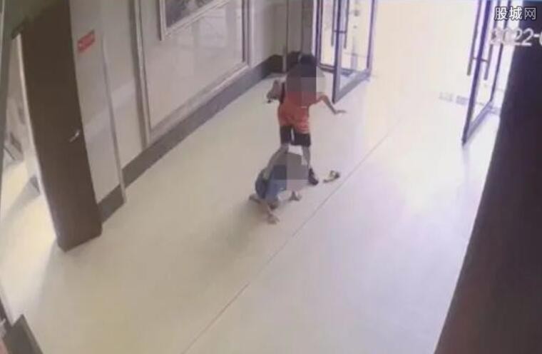 男童遭8岁男孩踢打