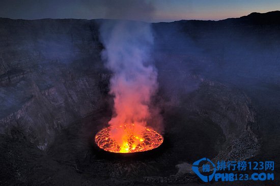 世界上最大的熔岩湖：尼拉贡戈火山坑