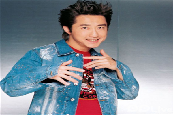台湾十大知名男歌手：费玉清上榜，他的歌声饱含深情