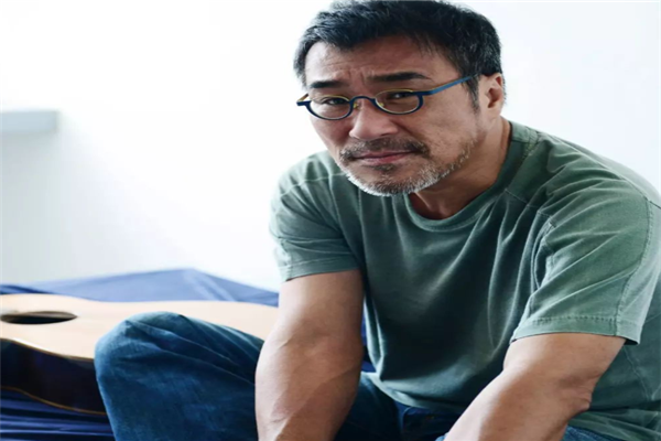 台湾十大知名男歌手：费玉清上榜，他的歌声饱含深情