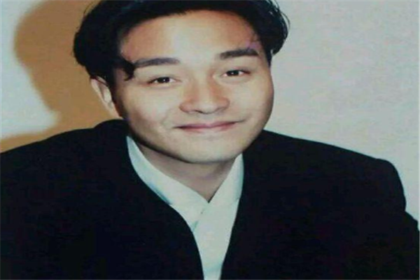 香港十大男歌手排行榜：张国荣上榜，他是乐坛之神
