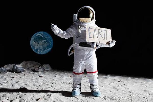 宇宙十大最奇特发现 地球在变重，月亮也在慢慢远离地球