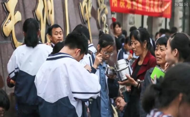 毛坦厂中学门口
