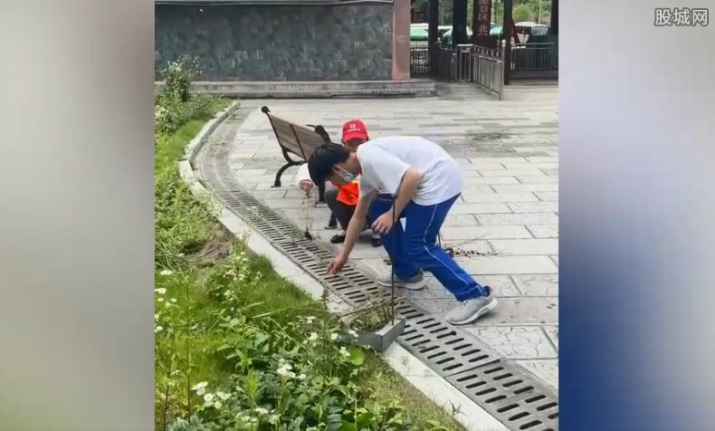 男孩考高分陪妈妈做保洁