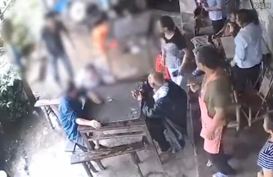 男子殴打父亲