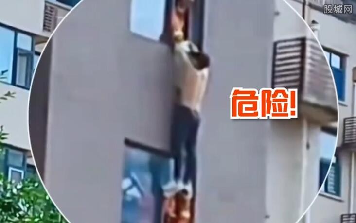 男子悬挂在窗外