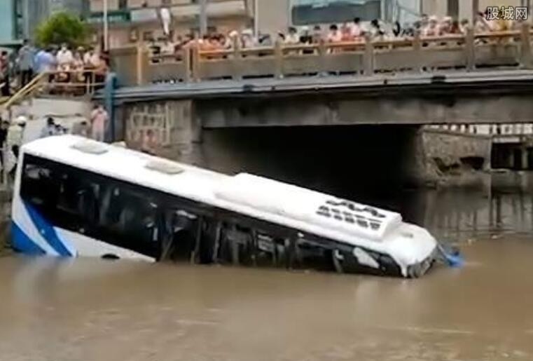 公交车坠河