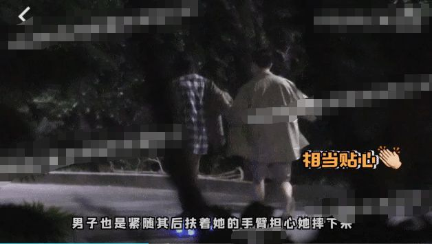 欧阳娜娜与男子搭手闲聊 路边玩滑板全程被搀扶