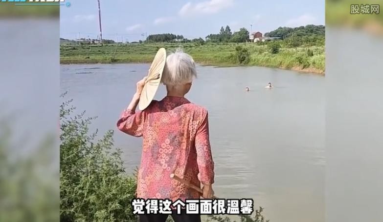 男子野泳被奶奶拎棍追着打