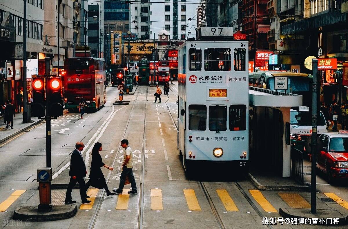 香港街头行驶着一种怀旧的有轨电车，猜一猜它叫什么