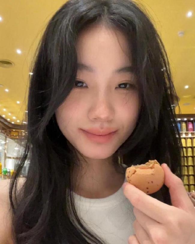 小s俩女儿晒近照：姐姐短发厌世脸妹妹卷发好甜美