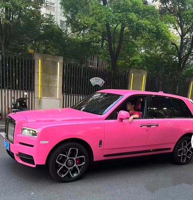 王思聪开粉色豪车与新女友出街 摇头晃脑一脸享受
