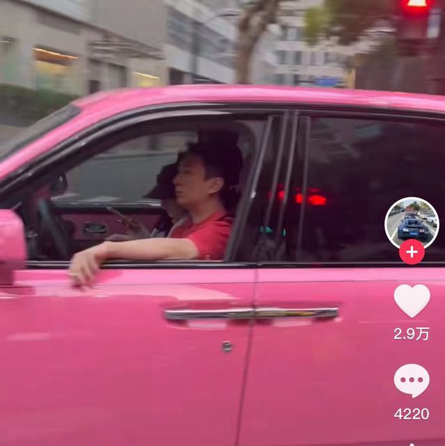 王思聪开粉色豪车与新女友出街 摇头晃脑一脸享受