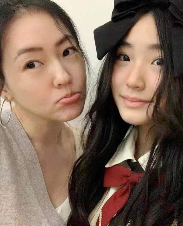 小s俩女儿晒近照：姐姐短发厌世脸妹妹卷发好甜美