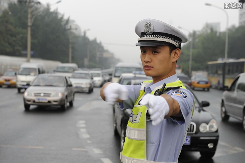 交警指挥交通