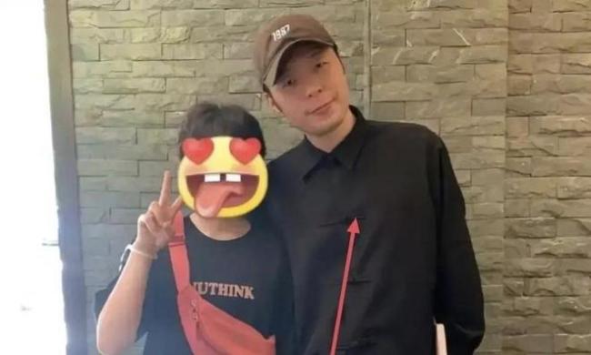 杜海涛变瘦后与路人合照曝光 减肥成功变化明显