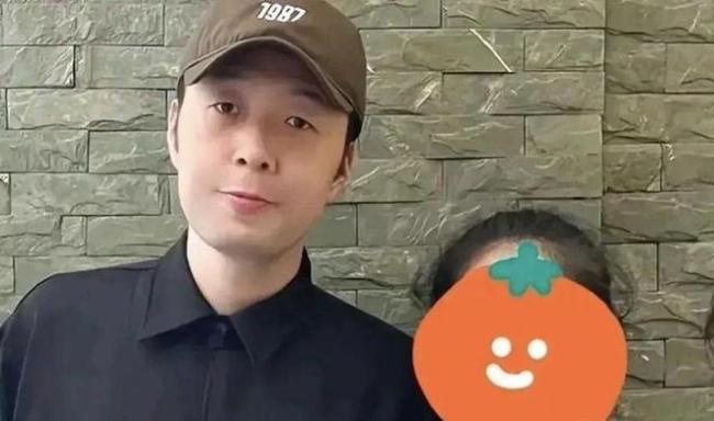 杜海涛变瘦后与路人合照曝光 减肥成功变化明显
