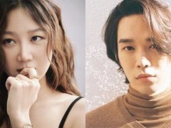 孔晓振晒与老公新婚合照 戴婚戒吻手笑容灿烂