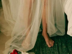 孔晓振晒婚纱照 穿平底不穿高跟网友猜其已怀孕