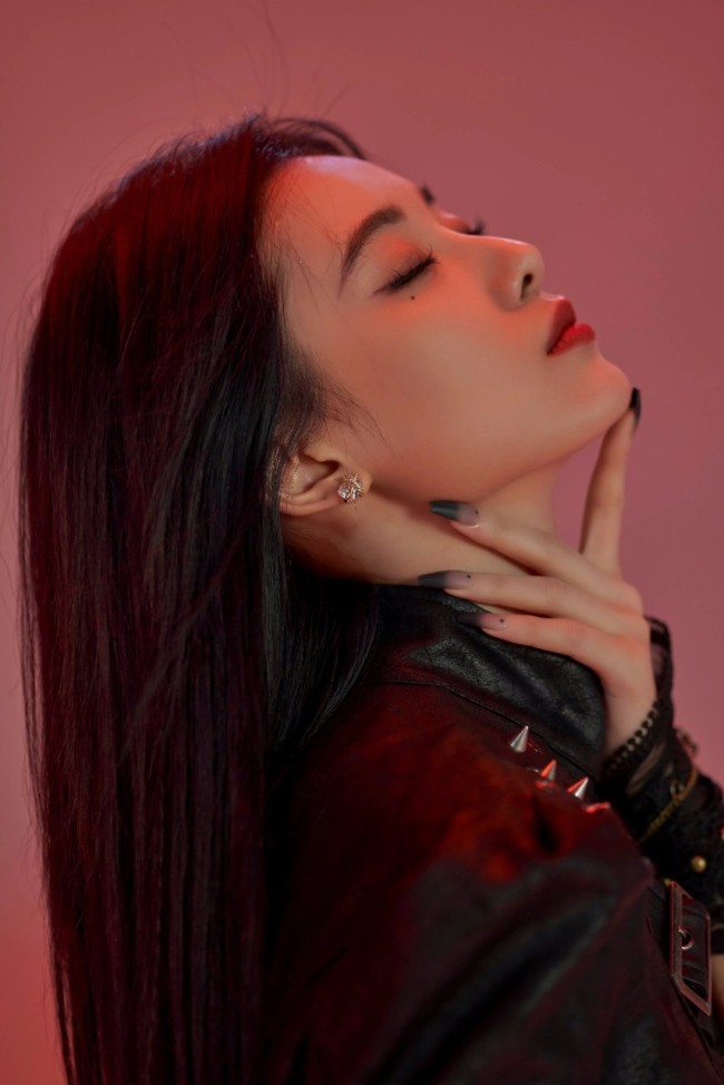 徐艺洋《Mirror Mirror》新歌上线 打破虚伪与流言