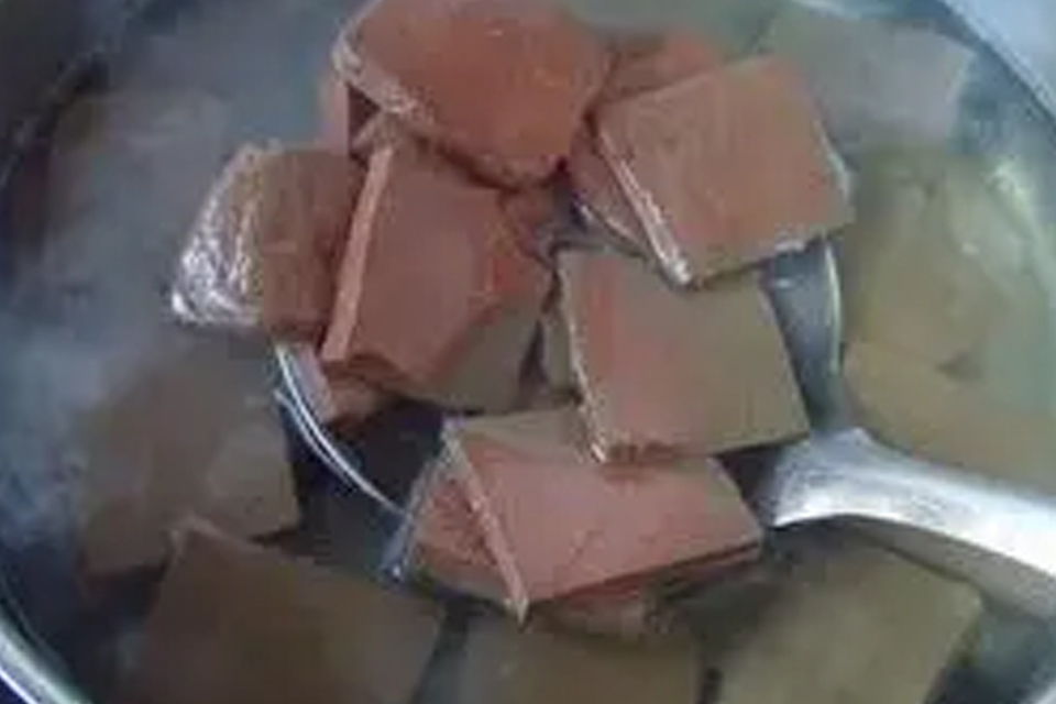 生鸭血怎么做成血块 没凝固的鸭血怎么吃