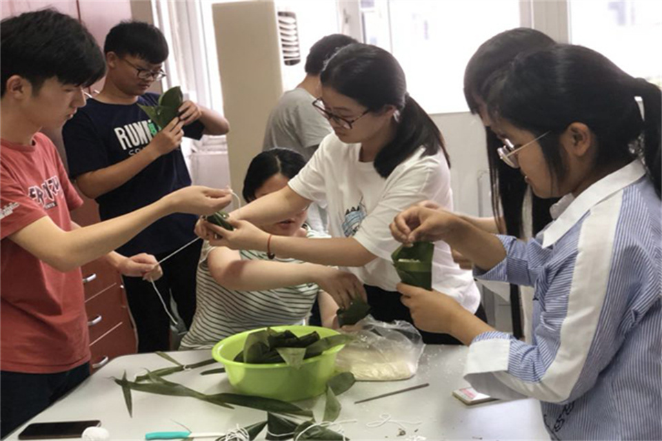 怎样包粽子简单的方法 包好的粽子需要煮制多久