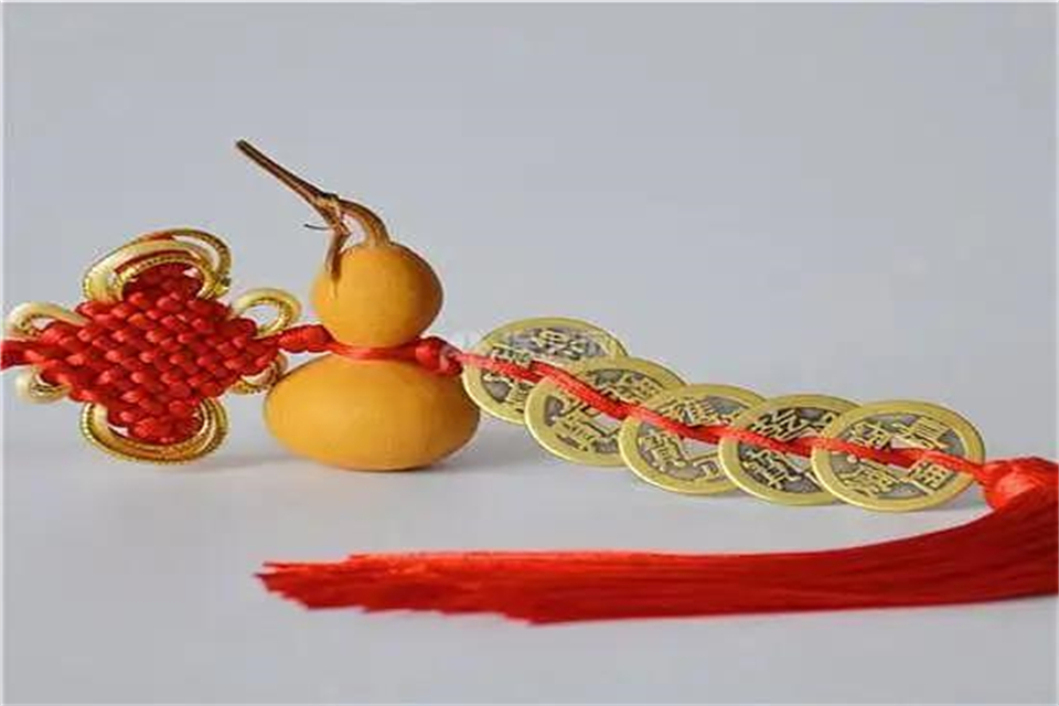 入户门怎么挂五帝钱 五帝钱是用什么材料制作