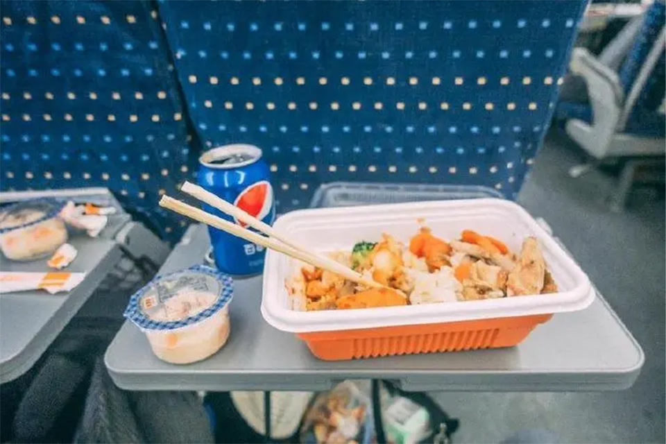 特等座可以进入商务座候车室吗 高铁特等座有免费餐食吗